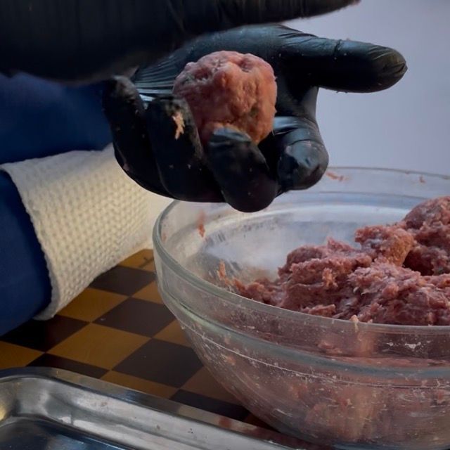 Porzionatura dell'impasto di carne in piccoli pezzi da circa 40g ciascuno.