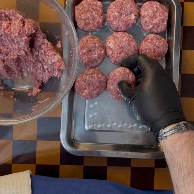 Disposizione delle polpette di carne pronte su un vassoio da portata.