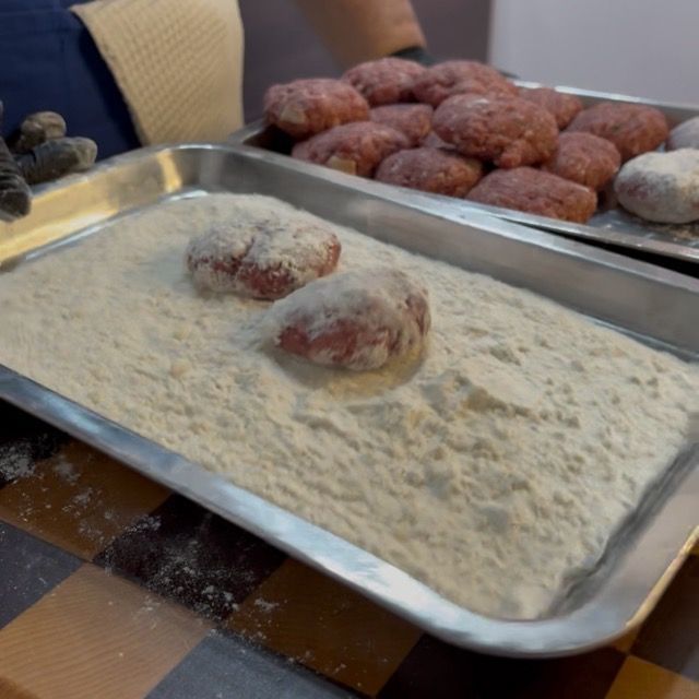 Dettaglio delle polpette infarinate leggermente, segreto per addensare la salsa in bianco.