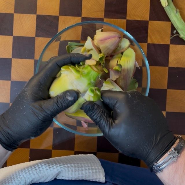Cuore del carciofo pulito e mondato pronto per il taglio.