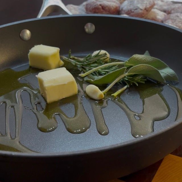 Preparazione del fondo di cottura in padella con olio extravergine d'oliva e burro fuso