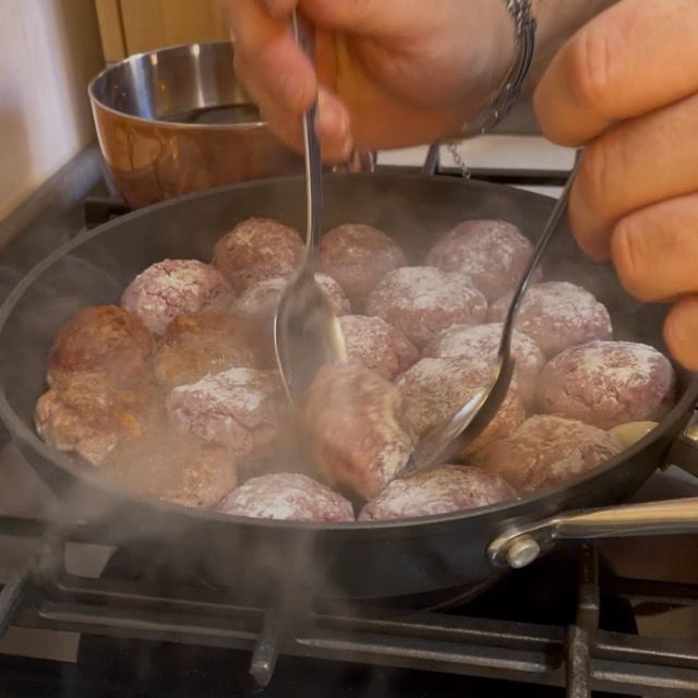 Rosolatura a fuoco vivo delle polpette di carne in padella per i primi 5 minuti.