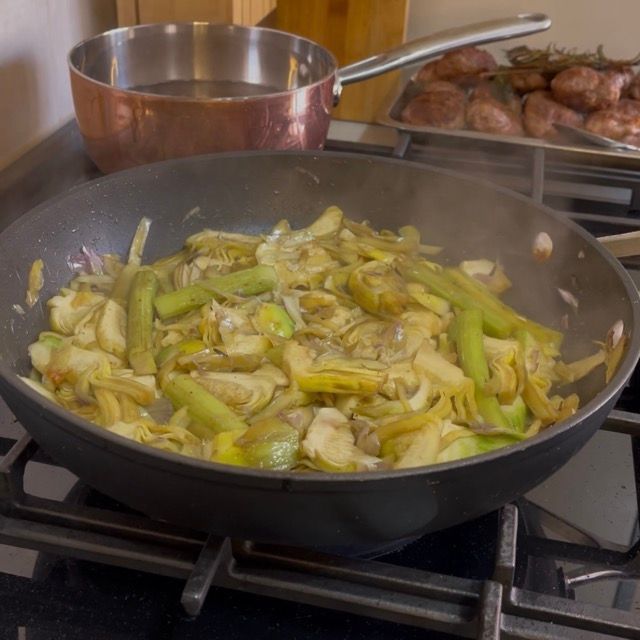 Cottura dei carciofi per 10 minuti finché non iniziano ad ammorbidirsi.