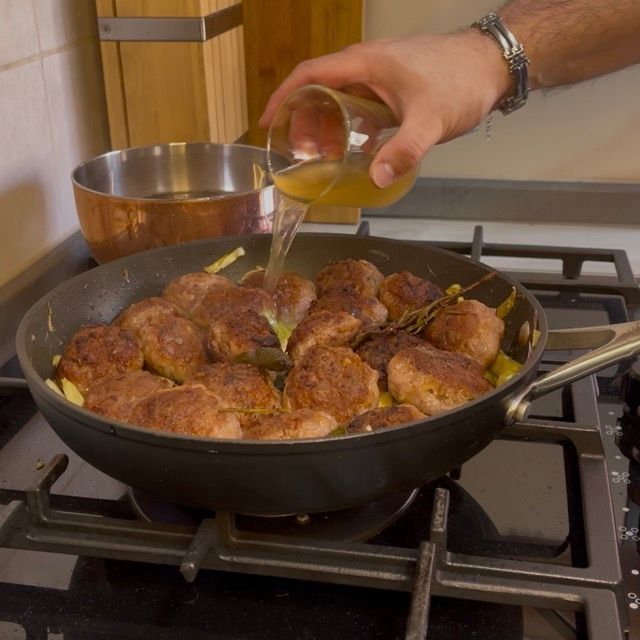 Sfumatura a fiamma vivace del vino bianco per creare la base delle polpette di carne morbide in bianco.