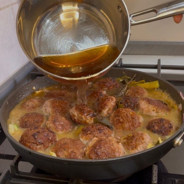 Aggiunta del brodo caldo in padella fino a coprire parzialmente gli ingredienti.