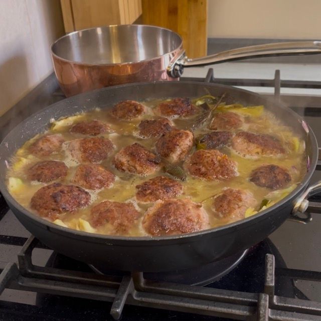 Posizionamento del coperchio sulla padella per trattenere l'umidità e i profumi.