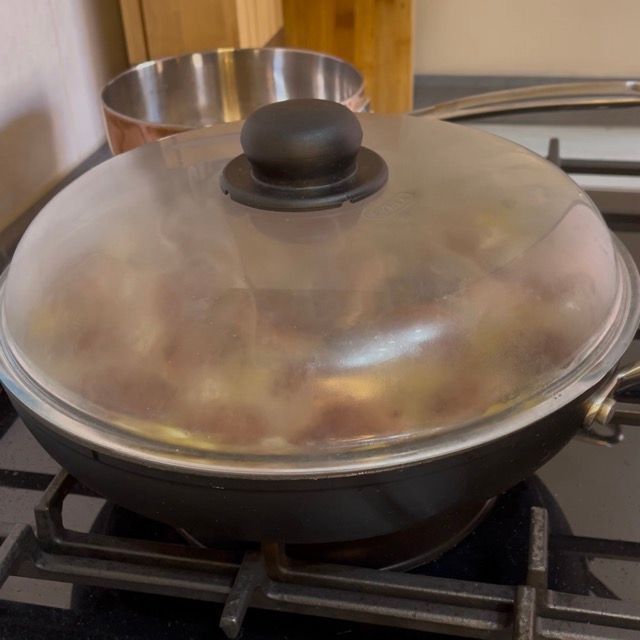 Sobbollire delle polpette con carciofi sotto il coperchio per circa 15 minuti.
