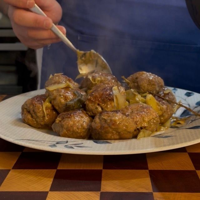 Presentazione finale del piatto tiepido, perfetto esempio della ricetta polpette di carne della nonna.
