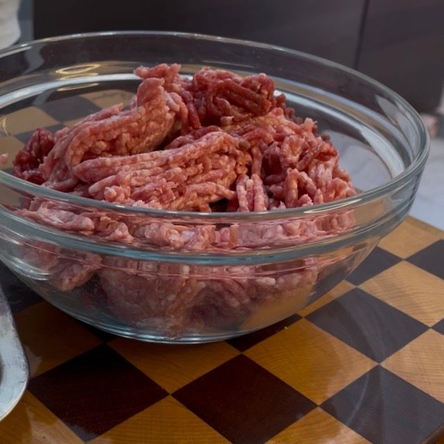 Base di carne e aglio pronta per essere lavorata per delle polpette di carne morbide.