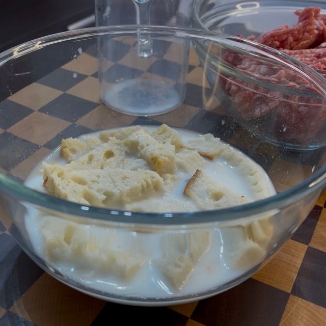 Versamento del latte sui pezzi di pane per l'ammollo di 10 minuti.