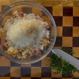 Grattugiatura della noce moscata fresca direttamente sopra il composto di carne.