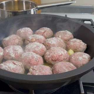 Polpette che rosolano a fuoco medio sul primo lato per circa 5 minuti.