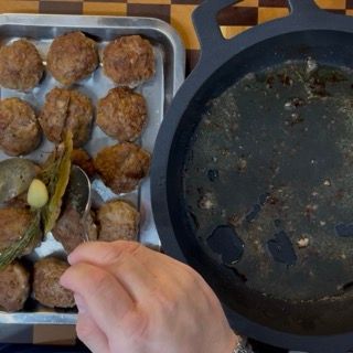 Dettaglio della padella vuota tenuta da parte con i succhi e i grassi rilasciati dalla carne.