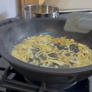 Cottura e appassimento della cipolla in padella per circa 6-7 minuti fino a farla diventare trasparente.