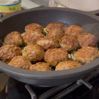 Insaporimento d'insieme delle polpette con le cipolle sul fuoco per circa 5 minuti.