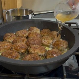 Versamento del vino bianco in padella lasciato sfumare per 2-3 minuti per creare delle polpette sfiziose in padella.