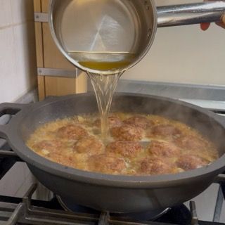 Posizionamento del coperchio sulla padella per avviare la stufatura dolce.