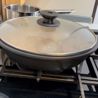 Dettaglio del brodo che sobbolle lentamente per mantenere le polpette di carne della nonna morbide.