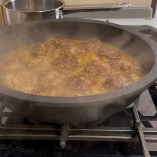 Controllo visivo della salsa alle cipolle che si è ristretta diventando densa, cremosa e vellutata.