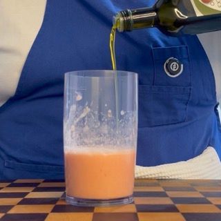 Condimento della polpa frullata con sale fino e pepe nero macinato al momento per il ripieno di riso.