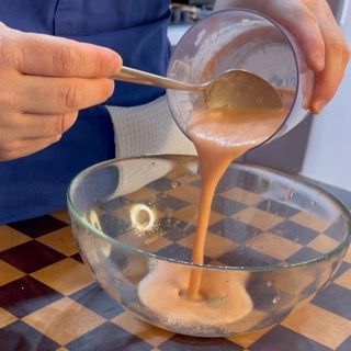 Separazione di due terzi del condimento di pomodoro saporito in una ciotola grande per il riso.