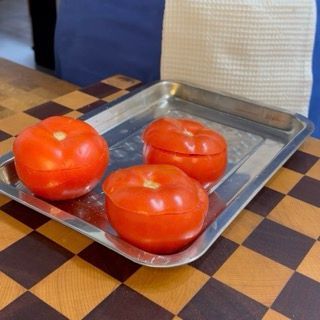 Panoramica dei pomodori con riso alla romana pronti per l'assemblaggio finale con le patate.