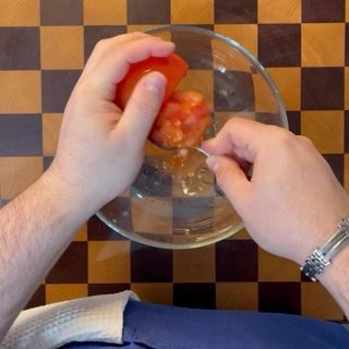 Estrazione attenta della polpa interna del pomodoro facendo attenzione a non rompere le pareti esterne.