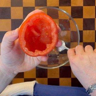 Vista dell'interno di un pomodoro svuotato e sodo, pronto per essere condito per la ricetta romana.