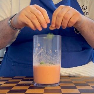 Inserimento della mentuccia fresca tritata nel condimento di pomodoro per l'autentico sapore alla romana.