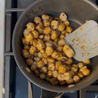 Nocciole perfettamente caramellate e lucide nel pentolino.