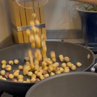 Nocciole tuffate nello sciroppo di zucchero bollente.