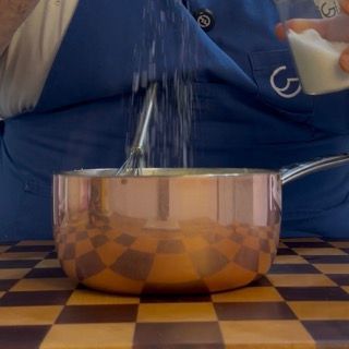 Condimento del purè con sale fino, pepe nero macinato e una grattugiata di noce moscata.