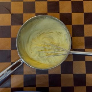 Ultima frustata manuale per lucidare e rendere soffice il purè di patate cremoso finale.