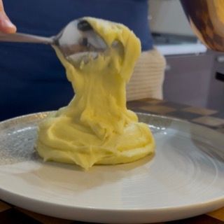 Presentazione nel piatto del purè di patate fatto in casa pronto da servire caldo a tavola.