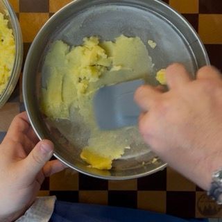 Lavorazione della purea con spatola al setaccio per un purè di patate senza grumi e vellutato.