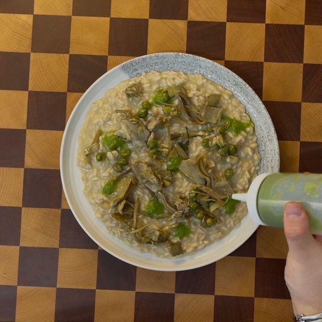 risotto sul piatto viene condito con la vignarola