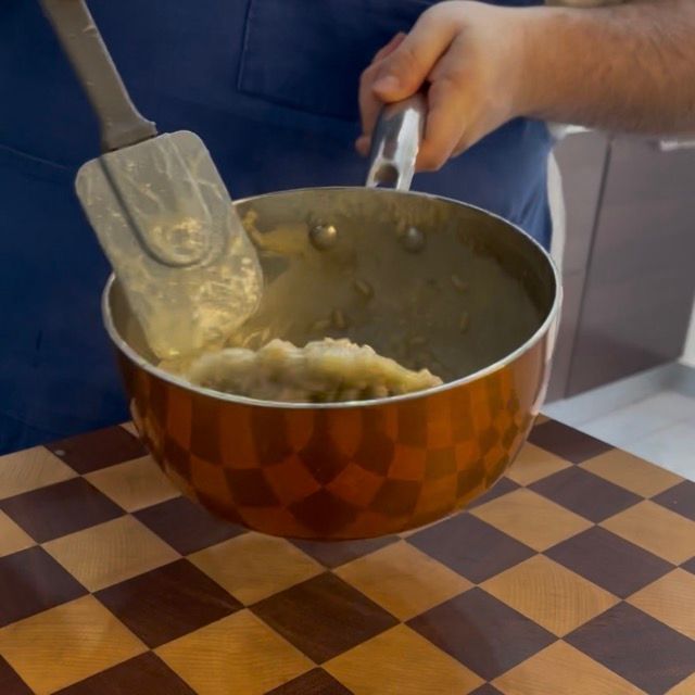 risotto viene mantecato in pentola