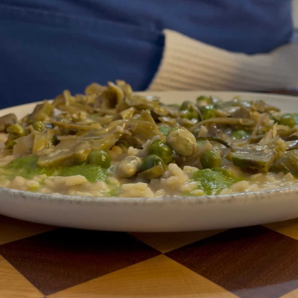 un piatto di risotto alla vignarola