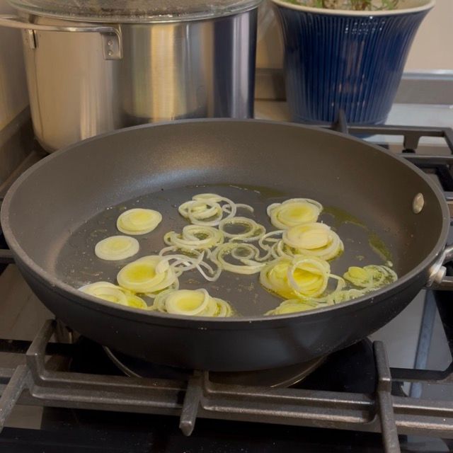 in una padella viene cotta la vignarola