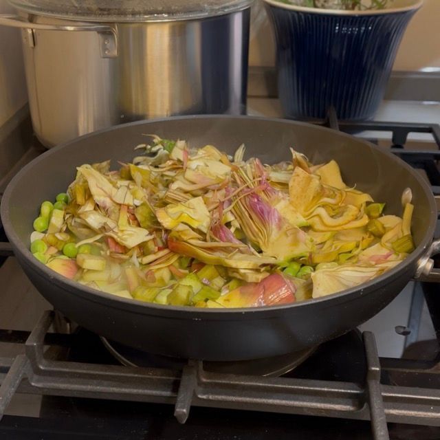 in una padella viene cotta la vignarola