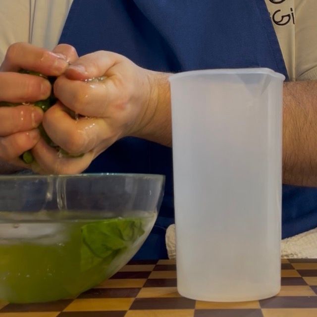 salsa di lattuga viene frullata