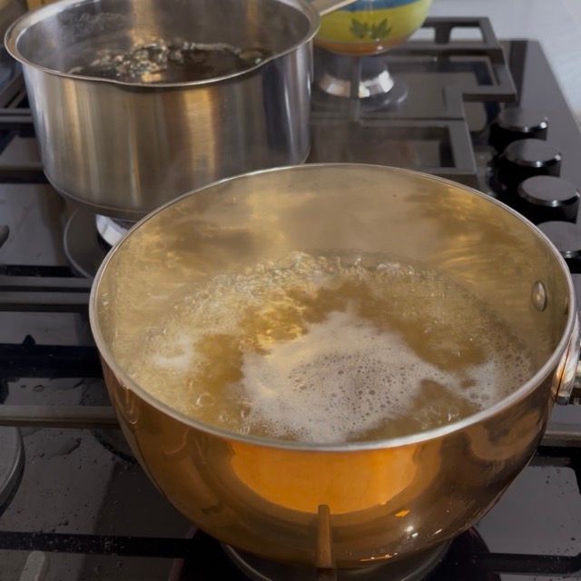 risotto viene cotto in un pentolino
