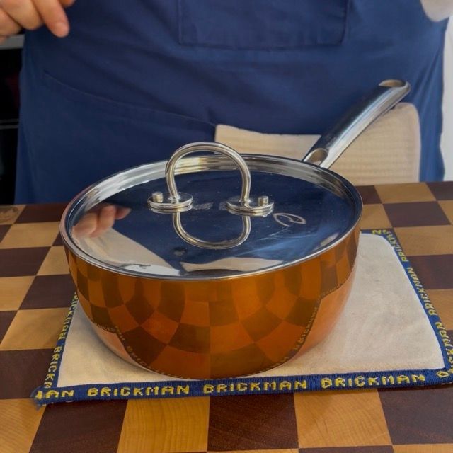 al risotto in una pentola viene aggiunto il burro