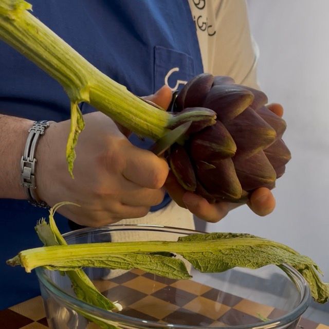 carciofi vengono puliti e capati