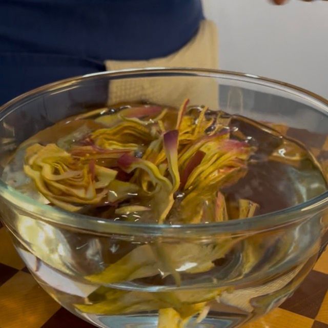 carciofi vengono tagliati sottili