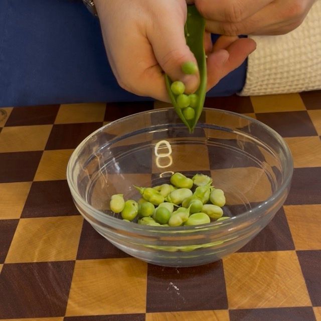 piselli e fave fresche vengono sgranate