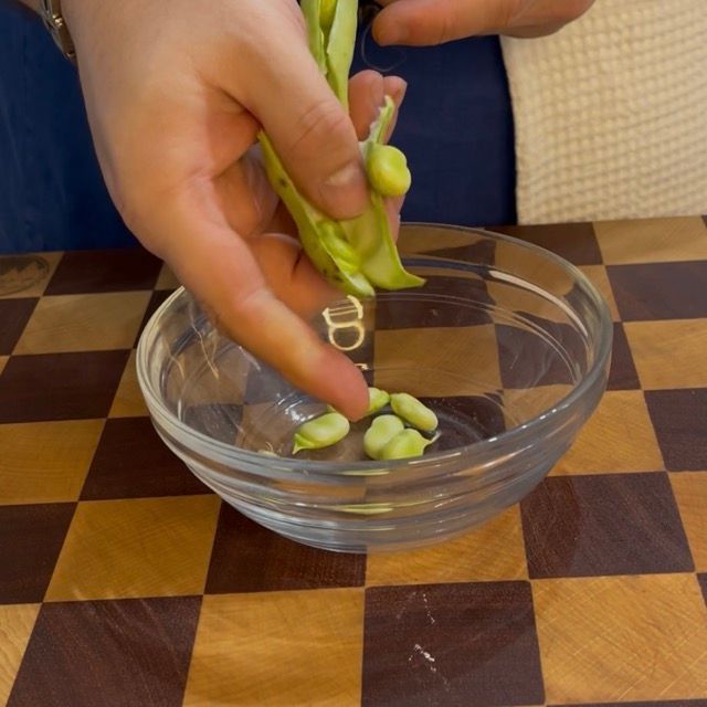 piselli e fave fresche vengono sgranate