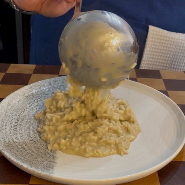 il risotto viene impiattato su un piatto bianco