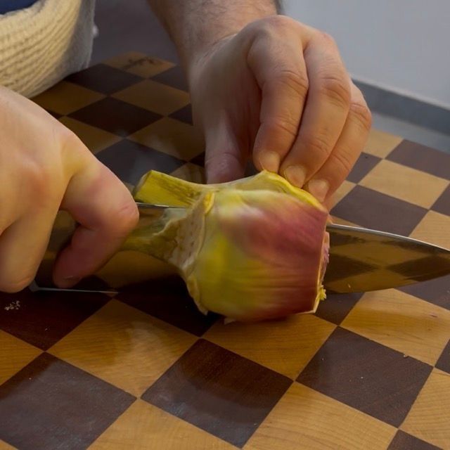 carciofi vengono tagliati sottili