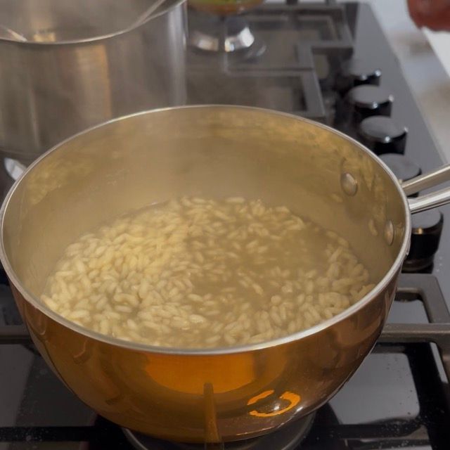 risotto viene cotto in un pentolino